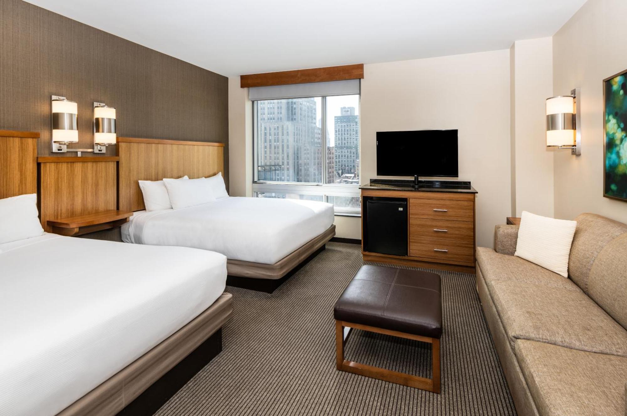 Chambre avec 2 Lits Queen-Size et Canapé-Lit
