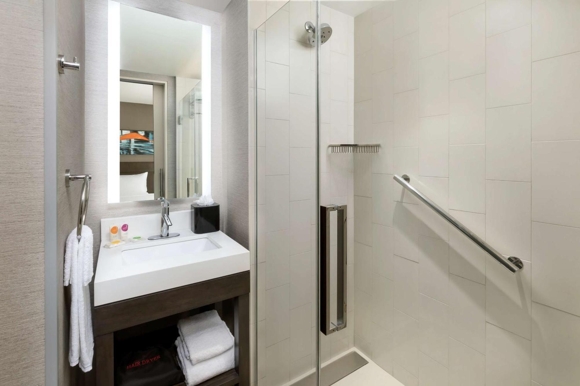 Chambre Double avec 2 Lits Doubles et Canapé-Lit - Vue sur Ville