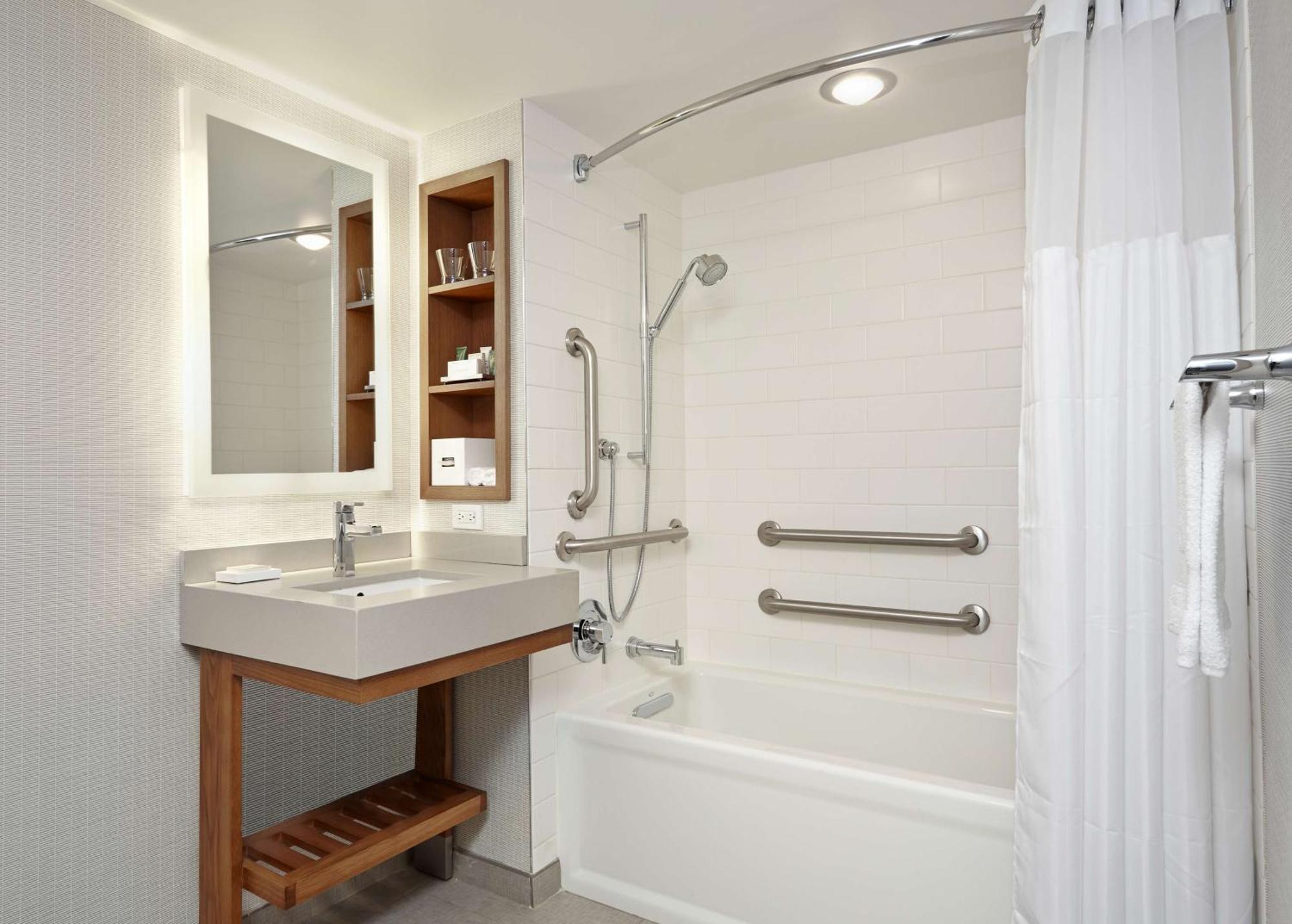 Urban 1 King Mobility Access Bathtub