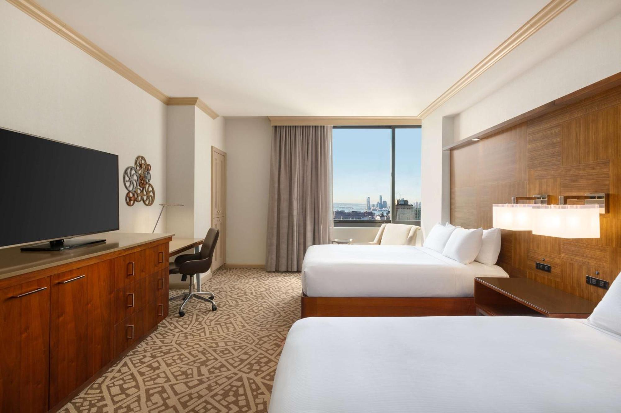 Chambre avec 2 Lits Queen-Size avec Douche Accessible en Fauteuil Roulant - Vue sur Ville