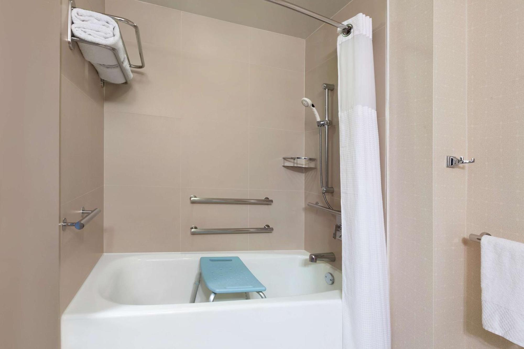 Chambre Lit King-Size avec Baignoire Accessible aux Personnes Malentendantes / A Mobilité Réduite - Vue sur Ville