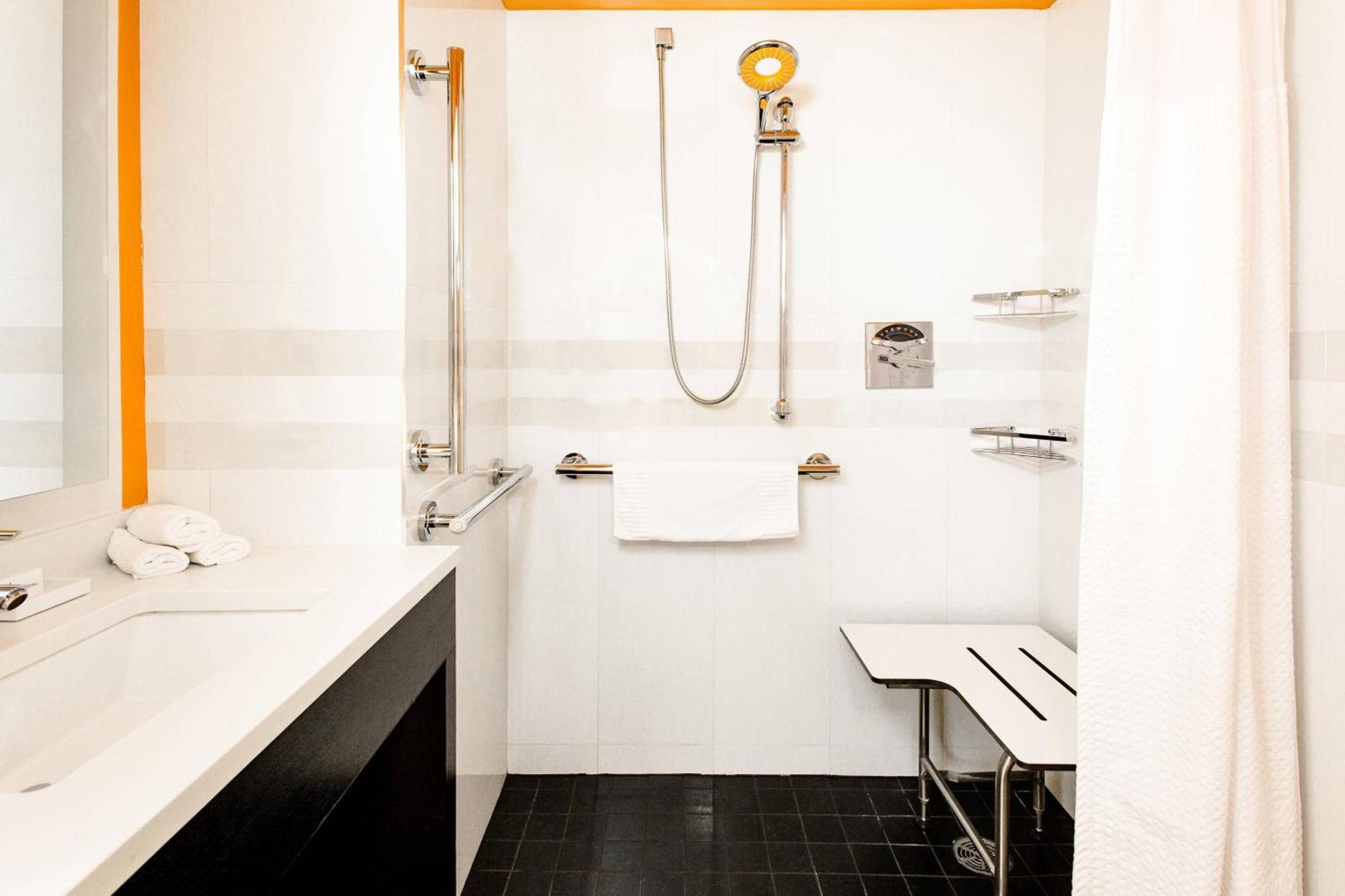 Chambre Lit Queen-Size ou King-Size Adaptée aux Personnes Malentendantes - Vue sur Ville
