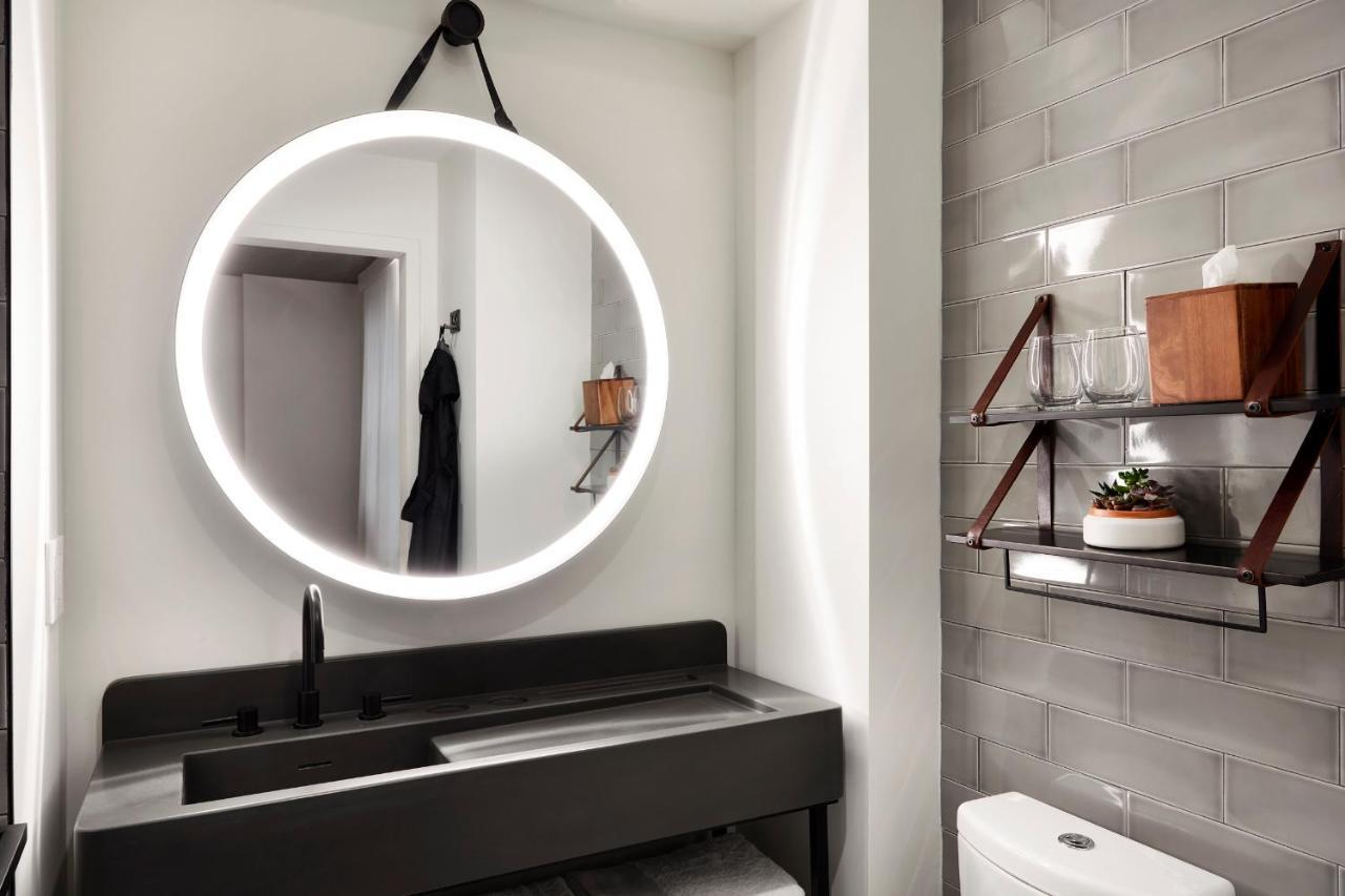 Chambre Lit King-Size avec Douche Accessible en Fauteuil Roulant - Accessible aux Personnes à Mobilité Réduite - Vue sur Ville